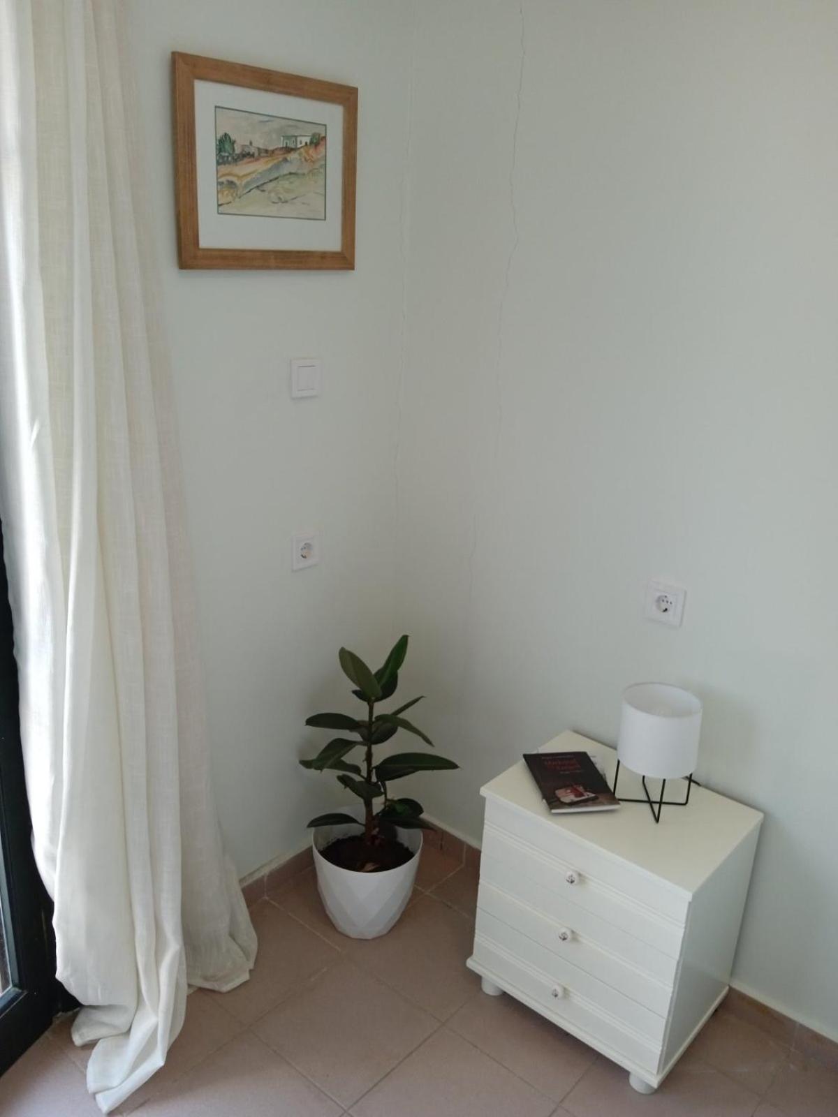 Phoeve Apt-Lovely 1-Br Rental Near The Beach Kalathas Exterior photo