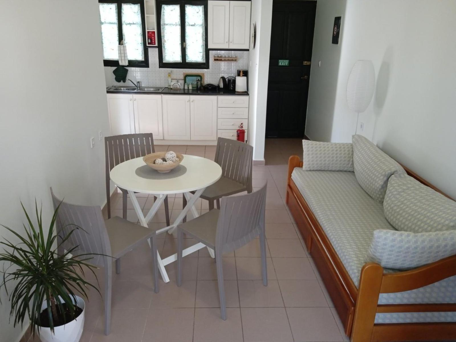 Phoeve Apt-Lovely 1-Br Rental Near The Beach Kalathas Exterior photo